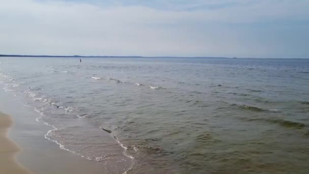 Der Ferne Kommt Ein Mann Aus Dem Meer Hintergrund Sommerurlaub — Stockvideo