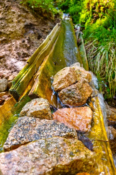 Água Fria Limpa Desce Por Uma Sarjeta Madeira — Fotografia de Stock