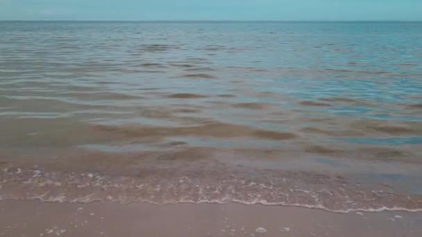 波浪在海岸上滚滚 海岸沙地 — 图库视频影像