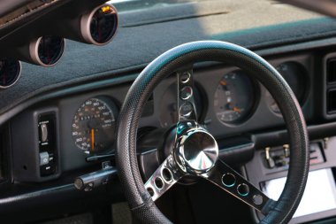 Wroclaw, Polonya, 25 Ağustos 2021: eski bir spor arabanın içi. Hızlı arabalar.