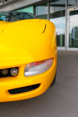 Wroclaw, Polonya, 25 Ağustos 2021: Sarı bir spor arabanın ön görüntüsü