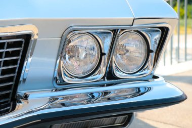 Wroclaw, Polonya, 25 Ağustos 2021: Güzel eski bir arabanın farları ve kaputu