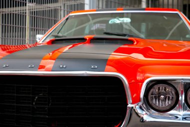 Wroclaw, Polonya, 25 Ağustos 2021: güzel eski kırmızı Ford araba. Araba sergisi