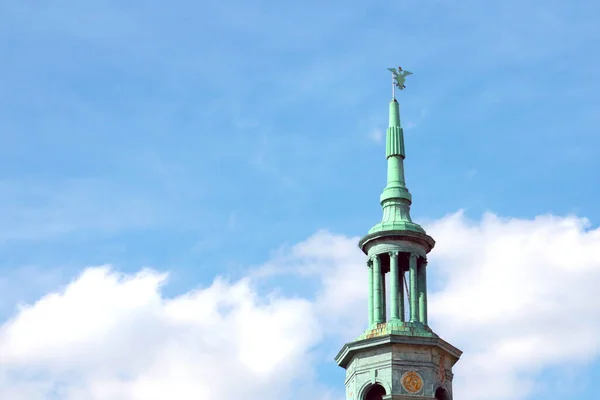 2021年8月15日ポーランド ポズナン青空に向かって市場広場に尖塔を建てる — ストック写真