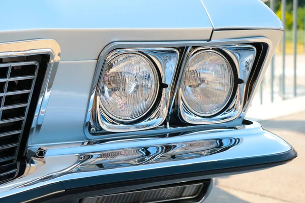 Wroclaw, Polonya, 25 Ağustos 2021: Güzel eski bir arabanın farları ve kaputu