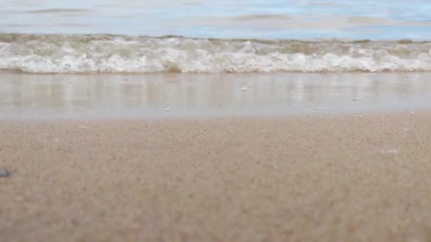 Крупним Планом Піску Хвилі Котиться Березі Пляжний Сезон Фон Природи — стокове відео