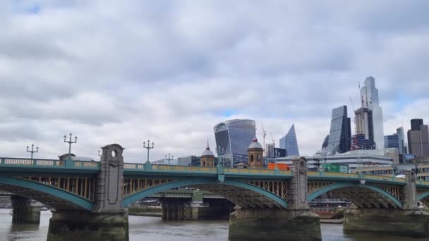 Londres Reino Unido Febrero 2022 Transporte Está Moviendo Largo Del — Vídeos de Stock
