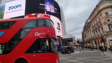 Bulutlu bir günde Londra sokaklarında şehir trafiği. Londra, Birleşik Krallık, 7 Şubat 2022
