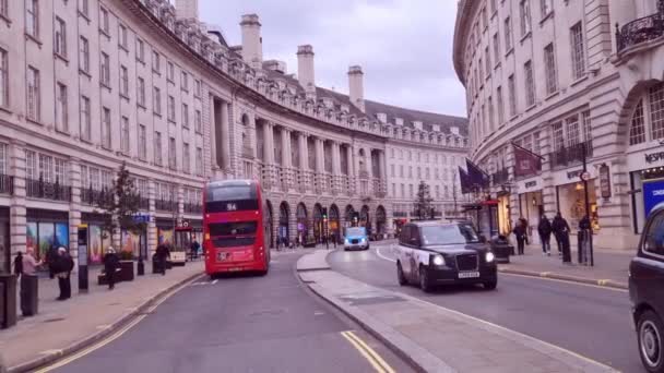 ロンドン イギリス 2022年2月7日 点滅するライトを備えた救急車が呼び出しに向かっています 公共交通機関はロンドンの通りを通っている ロンドンの通りには赤いダブルデッキバスとタクシーがあります 人気の交通機関 — ストック動画