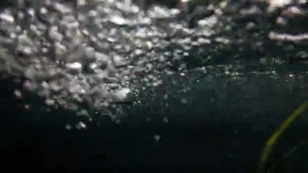 Onderwaterfilmen Van Waterstroom Water Stroomt Onder Druk Burbollen Bellen — Stockvideo