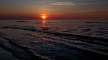 Güzel ve büyüleyici gün batımı deniz kenarında