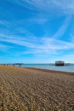 Güneşli bir yaz gününde deniz manzarası, sahilde dinlenmek.