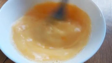 Omlet yapmak için çırpılmış yumurtaları yakın plan çek.