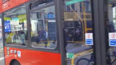 Londra, Birleşik Krallık, 7 Şubat 2022: Londra sokaklarında trafik. Şehir ulaşımı. Meşhur kırmızı çift katlı otobüsler ve taksiler caddelerden geçiyor.