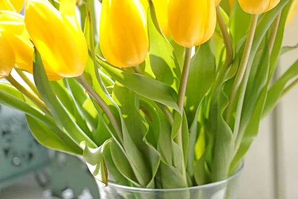 Wazonie Znajduje Się Bukiet Kwitnących Tulipanów Gratuluję Wakacji — Zdjęcie stockowe