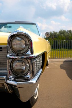 Wroclaw, Polonya, 25 Ağustos 2021: Eski sarı bir arabanın ön görüntüsü