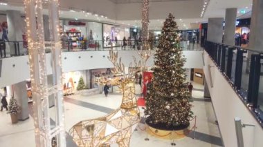 Wroclaw, Polonya, 20 Aralık 2020: parlak renkli alışveriş merkezi. Müşteriler Noel ve Yeni Yıl arifesinde alışverişe giderler. Tatil hazırlıkları