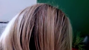 Kız saçını uyuduktan sonra ya da saçını kuruladıktan sonra tarar. Saçını tarayan bir kadın. Karışık saç