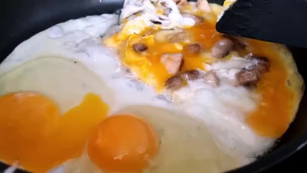 Close Cooking Eggs Mushrooms Frying Pan Quick Tasty Breakfast Cooking — Stock video