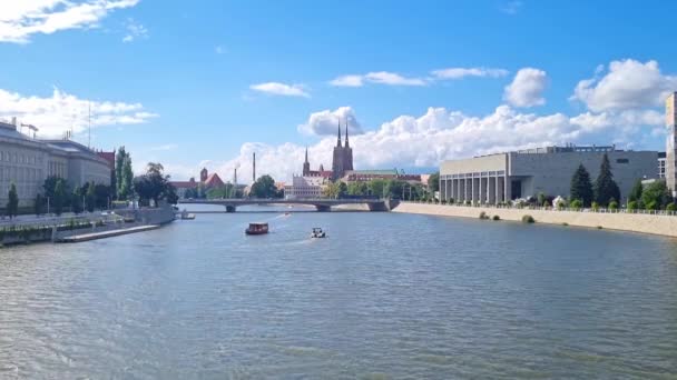 Wroclaw Poland June 2022 Ships Float Odra River City Center — 图库视频影像
