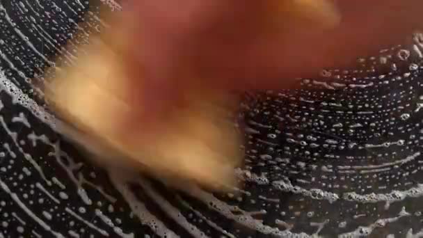 Руки Человека Губкой Моют Плиту Другие Приборы Кухне После Приготовления — стоковое видео