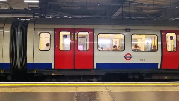 Лондон Великобритания Февраля 2022 Года Поезд Отправляется Станции Метро — стоковое видео