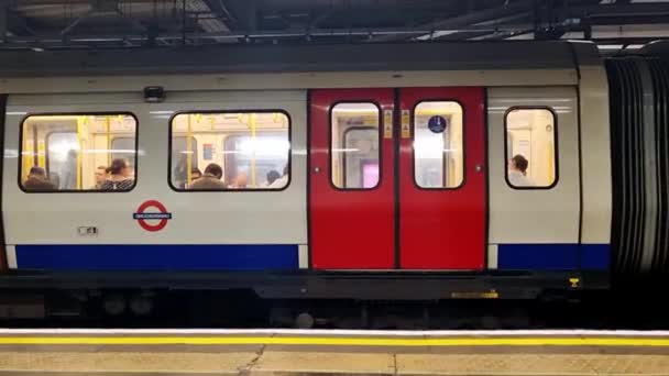 Лондон Великобритания Февраля 2022 Года Отправление Поезда Станции Метро Лондоне — стоковое видео