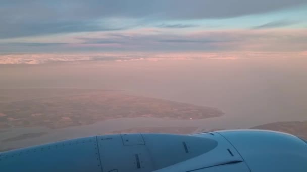 Прекрасный Вид Небо Воду Землю Окна Летающего Самолета Реактивный Двигатель — стоковое видео
