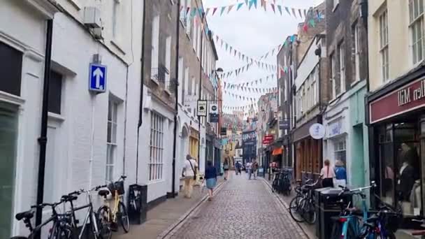London United Kingdom June 2022 Tourists Walk Small Beautiful Streets — Vídeos de Stock