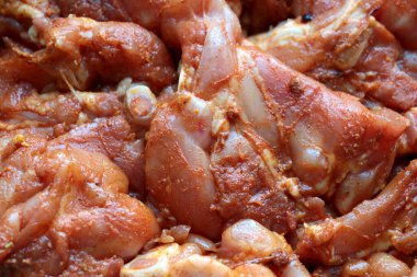 Çiğ tavuk eti. Terbiye edilmiş et. Ev yapımı yemekler.