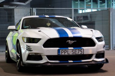 Wroclaw, Polonya, 23 Ağustos 2021: Modern güçlü bir Ford Mustang 'e bakış