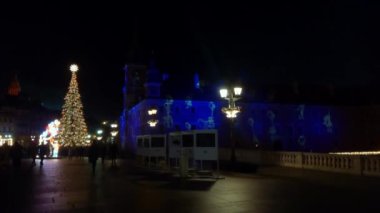 Varşova, Polonya, 14 Aralık 2021: Ana meydandaki binaya gece aydınlatması. Yeni yıla hazırlanıyorum.