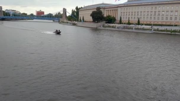Breslau Polen Mai 2022 Ein Polizeiboot Treibt Mit Blaulicht Auf — Stockvideo