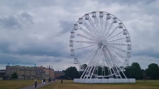 英国ケンブリッジ2022年6月27日ケンブリッジの曇りの日に観覧車 — ストック動画