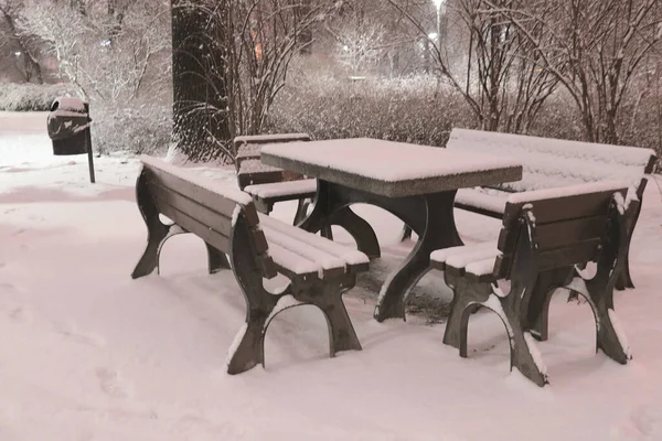 Schwarz Weiß Foto Verschneite Bänke Und Ein Tisch Park Abend — Stockfoto