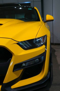 Wroclaw, Polonya, 23 Ağustos 2021: Modern bir Ford Mustang 'in ön görüntüsü