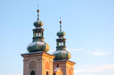 Mavi gökyüzüne karşı kilise ya da kilise kubbeleri