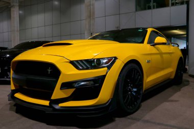 Wroclaw, Polonya, 23 Ağustos 2021: Modern ve güçlü sarı bir Ford Mustang manzarası