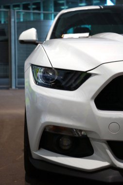 Wroclaw, Polonya, 23 Ağustos 2021: Güçlü ve sportif Ford Mustang 'e bakış