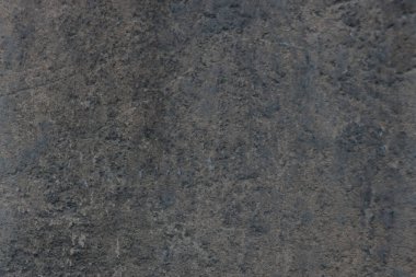 Binanın beton duvarının koyu gri dokusu, arka plan.