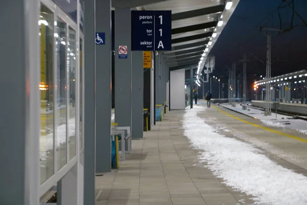 Moderner Bahnsteig Eines Kleinen Bahnhofs — Stockfoto