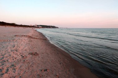 Sahilde gün batımını canlandırın. Doğa arkaplanı