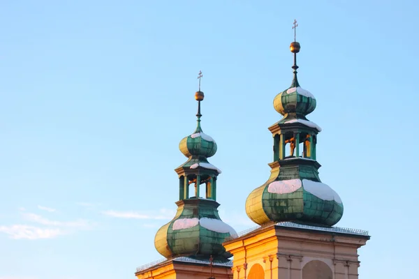 Kuppeln Der Kirche Gegen Den Blauen Himmel — Stockfoto