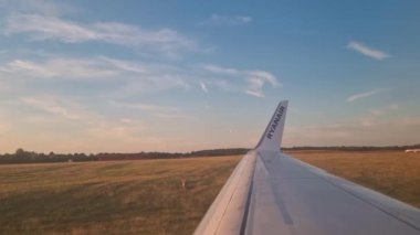 Londra, Birleşik Krallık, 27 Haziran 2022: Bir Ryanair uçağı gün batımında veya gün doğumunda pistten ayrılır