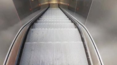 Alışveriş merkezindeki ya da metrodaki asansörün hareketini izle. Havaalanından almak için uygun bir zaman.