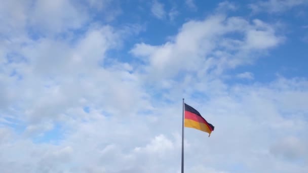 Pozadí Modré Oblohy Bílými Mraky Vlaje Větru Německá Vlajka — Stock video