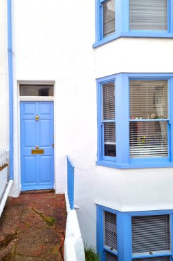 Beyaz eski evin güzel parlak kapıları ve pencereleri