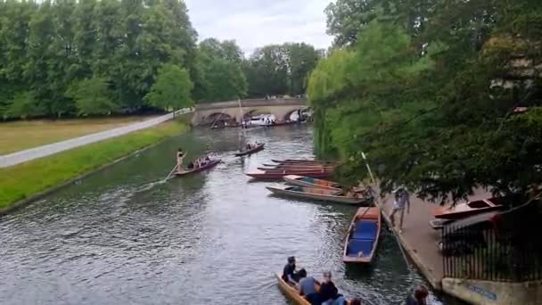 イギリス ケンブリッジ2022年6月27日 船との橋 Cambridge — ストック動画