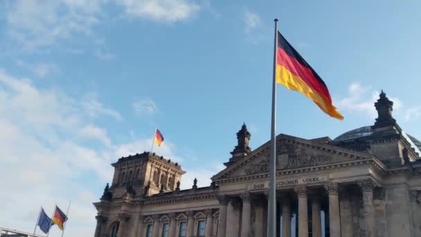 Berlín Alemania Octubre 2022 Ondeando Bandera Alemania Fondo Del Bundestag — Vídeos de Stock