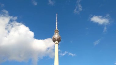 Berlin, Almanya, 1 Ekim 2022: Mavi gökyüzüne karşı Berlin TV kulesi